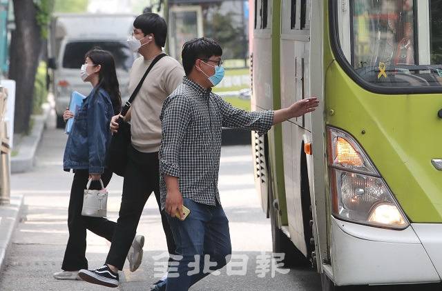 시민들이 시내버스를 이용하고 있다. /전북일보 DB