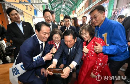 ◇더불어민주당 정청래 대표가 11일 강릉시 중앙시장을 방문해 우상호 도지사 예비후보, 김중남 시장 예비후보를 지원하며 시민 관광객들에게 지지를 호소하고 있다. 강릉=권태명기자