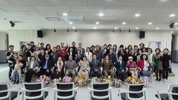 김경희수필가 북토크 후 단체 기념 촬영 모습