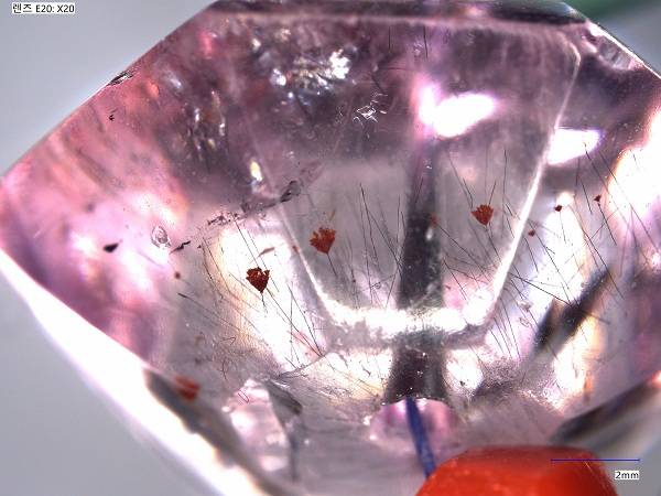 투과 현미경으로 확인된 자수정 속 불순물.
