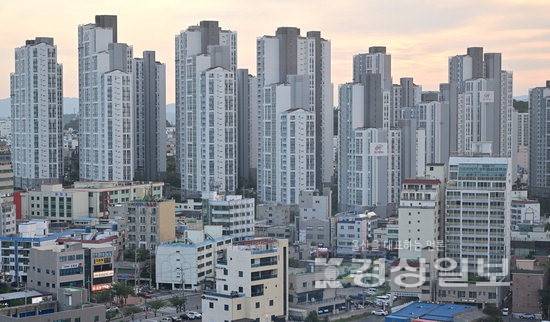 ▲ 올해 들어 울산은 '똘똘한 한 채' 선호 영향으로 정주여건이 좋은 남구를 중심으로 아파트 거래량이 늘면서 4억원 미만 아파트 거래는 줄고 고가 주택 거래가 늘고 있는 것으로 나타났다. 사진은 울산 남구 아파트 단지 전경. 기사 내용과 관계없음. 경상일보 자료사진