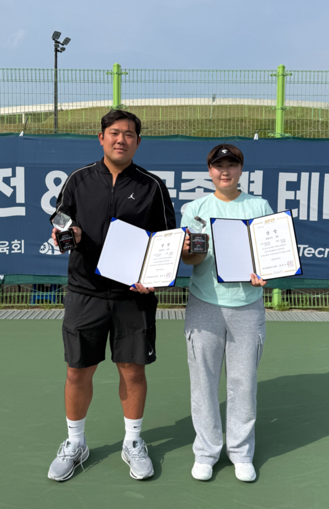 창원시청 테니스부 권미정(오른쪽)과 괴산군청 김재환이 3~12일 함양에서 열린 한국실업테니스연맹전 및 2026년도 전국종별테니스대회 혼합 복식에서 준우승을 거둔 뒤 기념 촬영을 하고 있다. /창원시청 테니스부