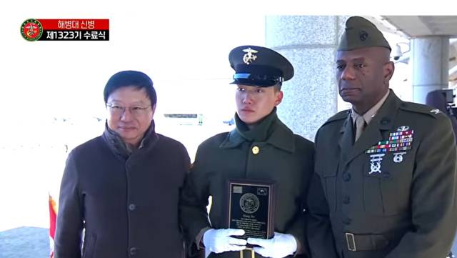 지난해 12월 4일 해병대 병 1323기 수료식에서 박세현 일병이 주한미해병대로부터 겅호상을 수상하고 기념촬영을 하고 있다. 왼쪽이 아버지 박지만 회장. 국방홍보원 유튜브 영상 갈무리.