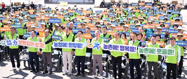 13일 합천 새남부농협 농산물산지유통센터(APC)에서 열린 ‘2026 범농협 영농지원 전국 동시 발대식’에서 강호동 농협중앙회장이 박완수 경남도지사, 장재혁 합천부군수, 정봉훈 합천군의회 의장, 류길년 농협 경남본부장 등 참석자들과 영농지원 퍼포먼스를 하고 있다./전강용 기자/