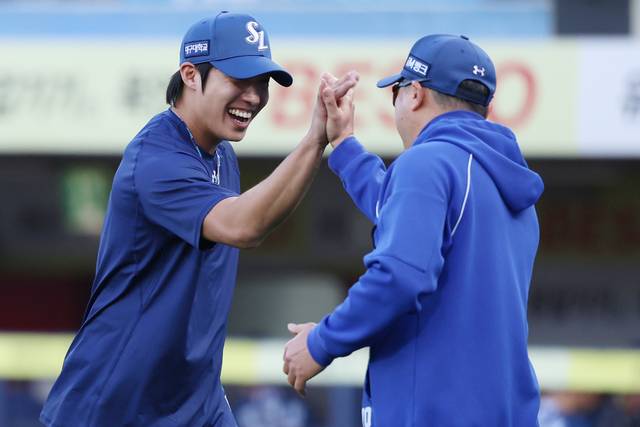 삼성 원태인과 박진만 감독. 삼성 제공