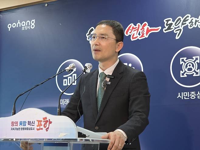 여론조사에서 최상위권을 차지했음에도 경선에서 컷오프된 김병욱 예비후보가 13일 국민의힘 포항시장 후보로 확정된 박용선 예비후보의 사법 리스크를 정조준하는 기자회견을 열었다. <전준혁기자>