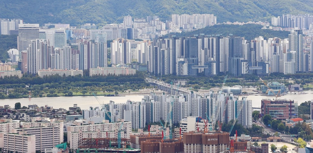 서울 남산에서 바라본 시내 아파트 단지 [사진=연합뉴스]