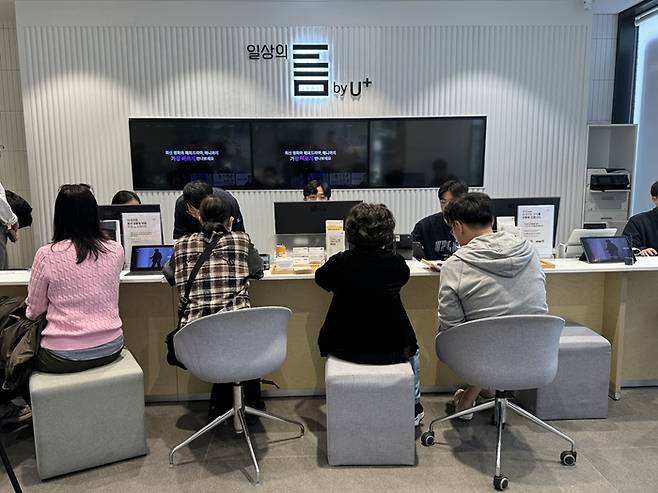 LG유플러스 유심 교체 첫날인 13일 서울 마포구 LG유플러스 직영점에서 고객들이 유심 교체와 업데이트를 진행하고 있는 모습. /사진=김경문 기자