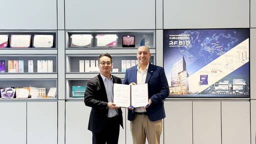 조재규 알에프바이오 대표이사(왼쪽)가 지난 3월23일 알에프바이오 본사에서 남미 4개국(칠레, 아르헨티나, 파라과이, 우루과이) 파트너와 향후 2년간 유스필의 공급 계약을 체결하고 기념촬영을 하고 있다.