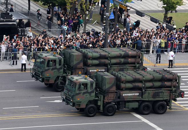 건군 76주년 국군의 날인 2024년 10월 1일 오후 서울 종로구 세종대로에서 대공유도무기 천궁이 시가행진을 하고 있다.(뉴시스)