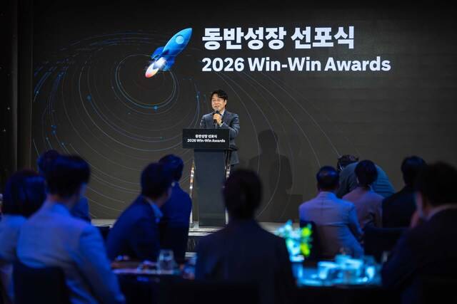 쿠팡 자체브랜드(PB) 자회사 씨피엘비(CPLB)가 중소 제조협력사들과 제 2회 ‘쿠팡 CPLB 2026 윈윈 어워즈(Win-Win Awards)’ 를 개최했다. 전경수 CPLB 대표가 ‘CPLB 2026 윈윈 어워즈’에서 환영 인사말을 하고 있다.(쿠팡 제공)