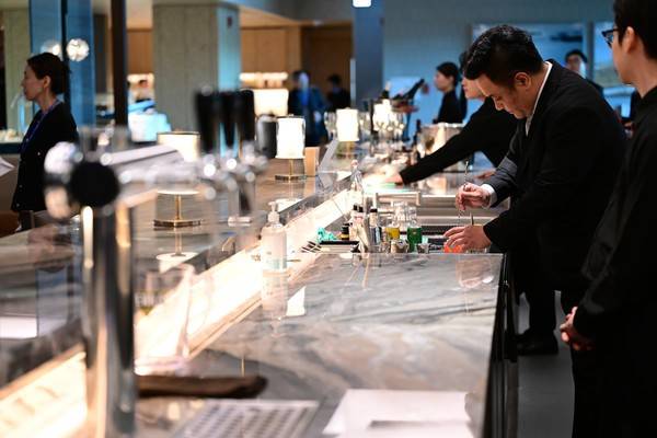 지난 1월 13일 인천국제공항 제2여객터미널 내 재단장을 마친 대한항공 프레스티지 동편 좌측 라운지에서 관계자가 라운지 음료를 준비하고 있다. 사진=연합뉴스