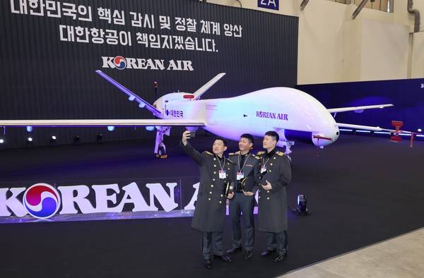 지난해 2월 26일 부산 벡스코에서 열린 'DSK 2025(드론쇼코리아)'에서 육군3사관학교 생도들이 대한항공 부스에 전시된 중고도무인기를 배경으로 셀카를 찍고 있다. 사진=연합뉴스