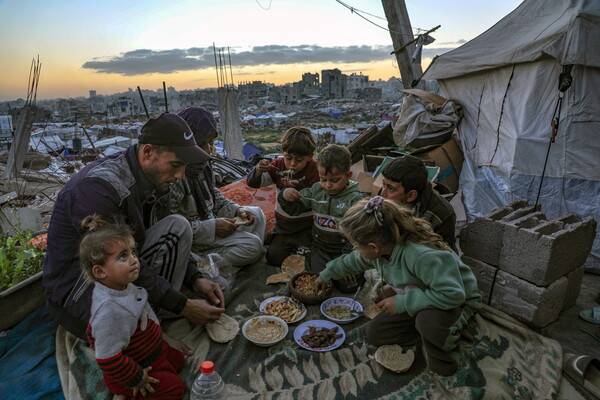 모하메드 주니다(36)의 팔레스타인 가족이 2026년 2월 19일, 가자지구 북부 자발리야에서 무슬림 성월인 라마단 둘째 날을 맞아 파괴된 자택 자리의 천막 밖에서 금식을 마치고 있다. 2026. 02. 19 [EPA=연합뉴스]