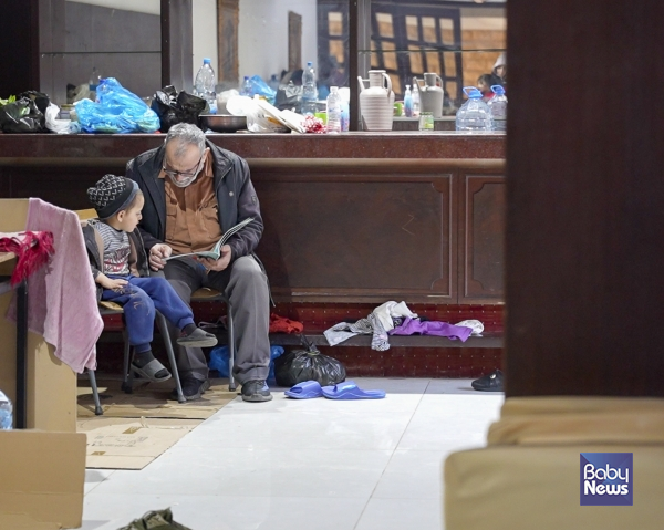 레바논 현지에서 구호를 기다리는 주민들.&nbsp;ⓒ초록우산