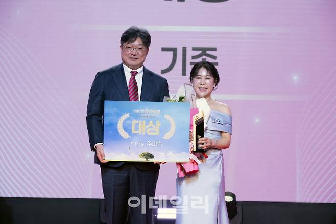 김중현(왼쪽) 메리츠화재 대표와 주미숙 청주본부 지점장이 지난 9일 열린 ‘2025 연도대상 시상식’에서 대상 수상 기념촬영을 하고 있다. (사진=메리츠화재)