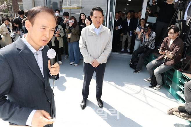 오세훈 서울시장이 13일 오전 서울 마포구 공공재개발 추진 중인 아현1구역 현장을 방문해 ‘서울형 공공참여 주택사업’ 추진 방안에 대해 관계자의 설명을 듣고 있다. (사진=이영훈 기자)