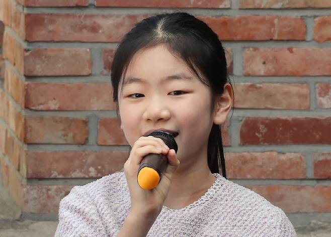 13일 서울 종로구 윤보선 고택에서 열린 제21회 서울스프링실내악축제 기자간담회에서 바이올리니스트 김연아가 인사말을 하고 있다. 공연은 오는 21일부터 예술의전당, 세종문화회관 등에서 열린다. (사진=연합뉴스)