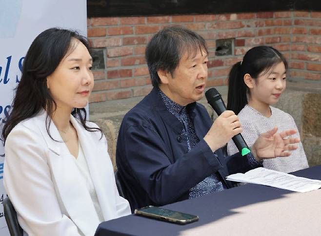 13일 서울 종로구 윤보선 고택에서 열린 제21회 서울스프링실내악축제 기자간담회에서 강동석 예술감독이 인사말을 하고 있다. 공연은 오는 21일부터 예술의전당, 세종문화회관 등에서 열린다. (사진=연합뉴스)