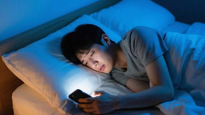 스마트폰의 블루라이트는 대사 기능을 방해해 혈당에 영향을 줄 수 있다｜출처: 클립아트코리아