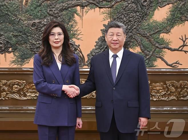 시진핑 중국 국가주석과 정리원 대만 국민당 주석이 10일 오전 베이징 인민대회당에서 만나 회담에 앞서 악수하고 있다. ⓒ 신화=뉴스1
