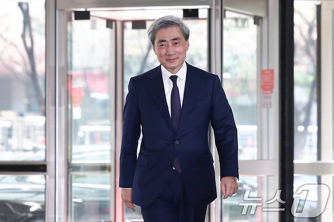 신현송 한국은행 총재 후보자가 31일 서울 중구 한화금융플라자에 마련된 인사청문회 준비 사무실로 출근하고 있다. 2026.3.31 ⓒ 뉴스1 임지훈 인턴기자