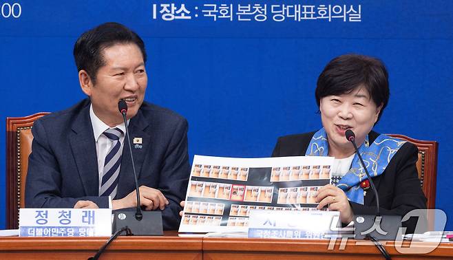 서영교 윤석열 정권 정치검찰 조작기소 의혹 사건 진상규명 국정조사특별위원회 위원장이 13일 서울 여의도 국회에서 열린 중간 보고회에서 지난 9일 수원지검 현장 조사 관련 자료를 들어보이고 있다. 2026.4.13 ⓒ 뉴스1 이승배 기자