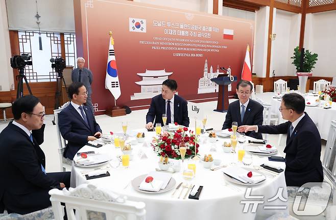 손재일 한화에어로스페이스·한화시스템 대표이사(오른쪽부터)와 한만희 해외건설협회장, 류재철 LG전자 최고경영자(CEO), 김종출 한국항공우주산업(KAI) 대표이사, 이용배 현대로템 대표이사가 13일 청와대에서 열린 한·폴란드 공식 오찬에서 대화를 하고 있다. 2026.4.13 ⓒ 뉴스1 허경 기자