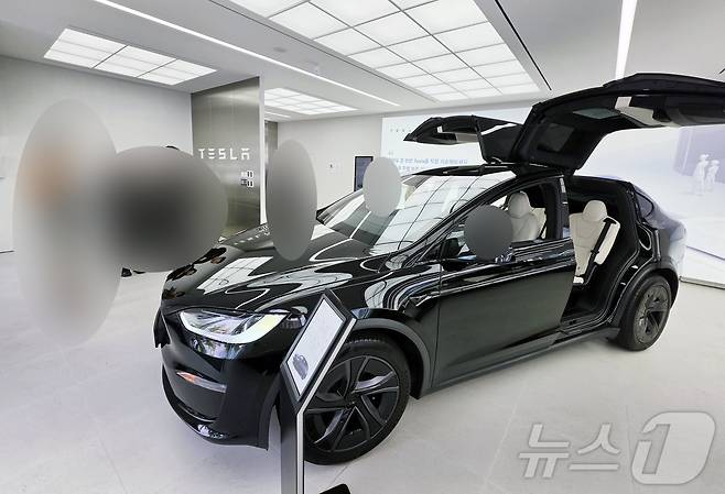 테슬라의 호남권 첫 매장이 오픈한 13일 광주 북구 중흥동 광주 스토어에 시민들의 발걸음이 이어지고 있다. 2026.4.13 ⓒ 뉴스1 이수민 기자