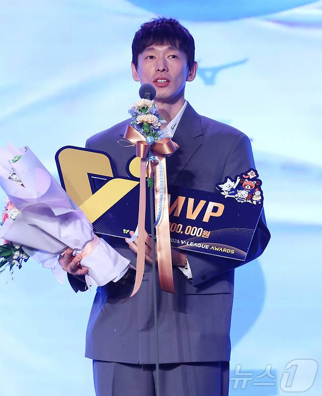 13일 오후 서울 광진구 그랜드 워커힐 호텔에서 열린 프로배구 진에어 2025-2026 V리그 시상식에서 남자부 정규리그 MVP를 수상한 대한항공 한선수가 소감을 밝히고 있다. 2026.4.13 ⓒ 뉴스1 오대일 기자