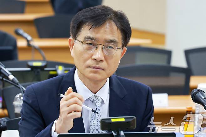 13일 오전 경기 고양시 사법연수원에서 열린 2026년도 상반기 전국법관대표회의 정기회의에서 의장 후보인 강동원 서울가정법원 부장판사가 자리하고 있다. 이날 강 판사가 의장으로 선출됐다. 2026.4.13 ⓒ 뉴스1 안은나 기자