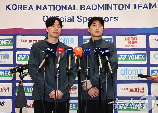 2026 아시아배드민턴선수권 남자복식에서 우승한 서승재, 김원호 선수가 13일 오후 인천국제공항 제2터미널에서 우승 소감을 밝히고 있다. 2026.4.13 ⓒ 뉴스1 최지환 기자