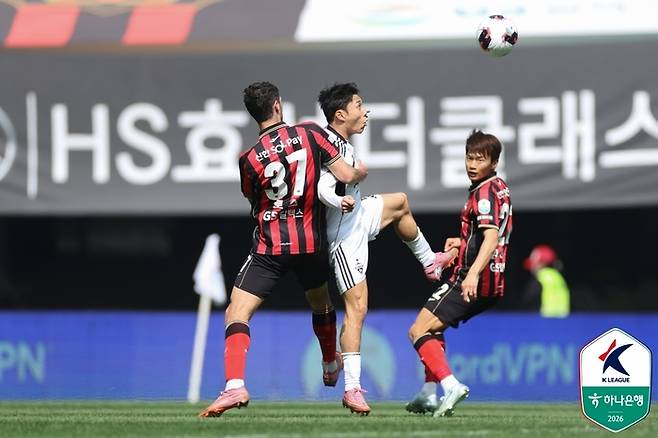 공을 놓고 경합하는 전북의 이동준. 제공 | 한국프로축구연맹