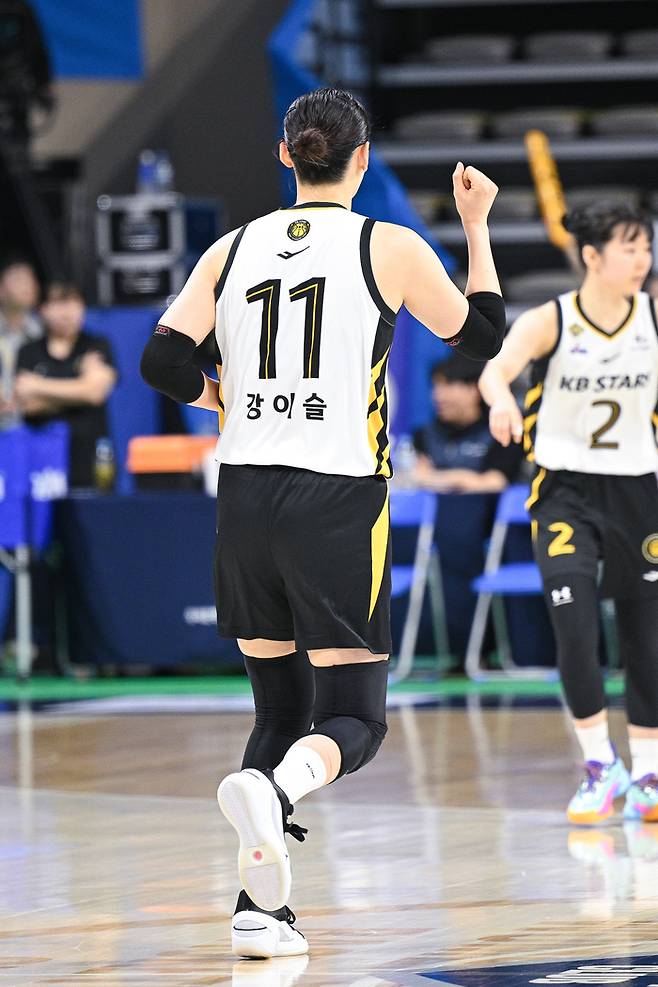 KB스타즈 강이슬이 12일 아산이순신체육관에서 열린 BNK금융 2025~2026 여자프로농구 플레이오프 우리은행과 3차전에서 득점 후 세리머니 하고 있다. 사진 | WKBL