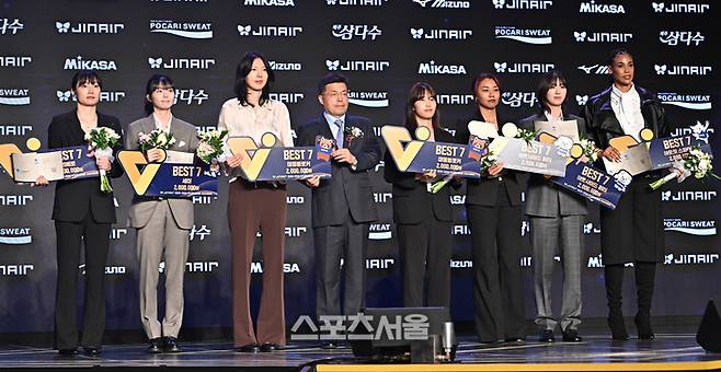 13일 서울 광진구 그랜드 워커힐 서울 비스타홀에서 진행된 진에어 2025-2026 V-리그 시상식에서 여자부 베스트7에 선정된 선수들이 시상자인 KBS N 김성진 사장과 기념촬영을 하고 있다. 왼쪽부터 리베로 한국도로공사 문정원, 세터 현대건설 김다인, 미들 블로커 현대건설 양효진, 시상자 김성진 사장, 미들 블로커 흥국생명 피치(대리수상), 아웃사이드 히터 현대건설 자스티스, 한국도로공사 강소휘, 아포짓 스파이커 GS칼텍스 실바. 2026. 4. 13.  박진업 기자 upandup@sportsseoul.com