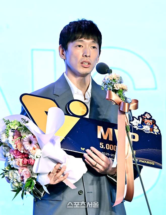 대한항공 한선수가 13일 서울 광진구 그랜드 워커힐 서울 비스타홀에서 진행된 진에어 2025-2026 V-리그 시상식에서 남자부 정규리그 MVP로 선정된 뒤 소감을 밝히고 있다. 2026. 4. 13.  박진업 기자 upandup@sportsseoul.com