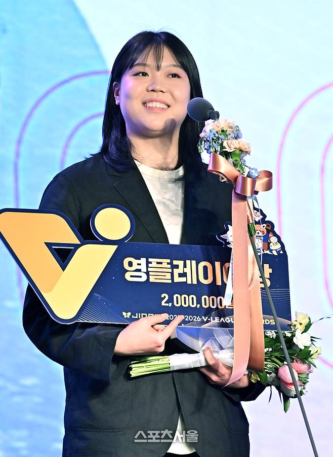 한국도로공사 이지윤이 13일 서울 광진구 그랜드 워커힐 서울 비스타홀에서 진행된 진에어 2025-2026 V-리그 시상식에서 여자부 영플레이어상을 수상한 뒤 소감을 밝히고 있다. 2026. 4. 13.  박진업 기자 upandup@sportsseoul.com