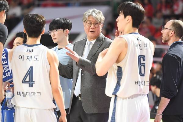 고양 소노 손창환 감독과 선수들. /사진=KBL