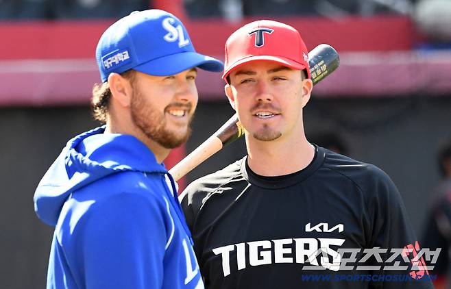 8일 광주 기아챔피언스필드에서 열린 KIA와 삼성의 경기. 삼성 오러클린과 KIA 데일이 그라운드에서 만나 반갑게 인사를 나누고 있다. 광주=박재만 기자 pjm@sportschosun.com