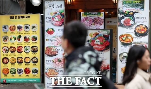 서울 자치구들은 소상공인을 상대로 한 대출지원, 특별보증 등 금융지원에 나서고 있다. /뉴시스