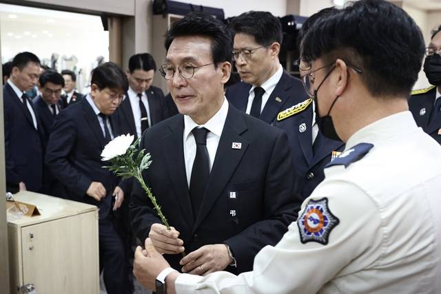 김민석 국무총리는 13일 전남 완도군 냉동창고 화재 현장에서 순직한 소방관들의 빈소를 찾아 옥조근정훈장을 직접 추서했다. 사진은 김 총리가 이날 순직한 소방관들의 장례식장을 찾은 모습. /총리실