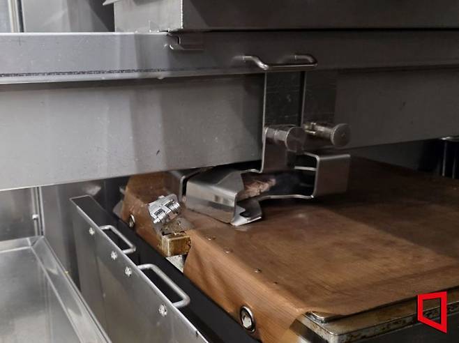 서울 성동구 에니아이 연구실에서 '알파그릴'이 불판에서 익은 쇠고기 패티를 들어 쟁반으로 옮기고 있다. 김대현 기자