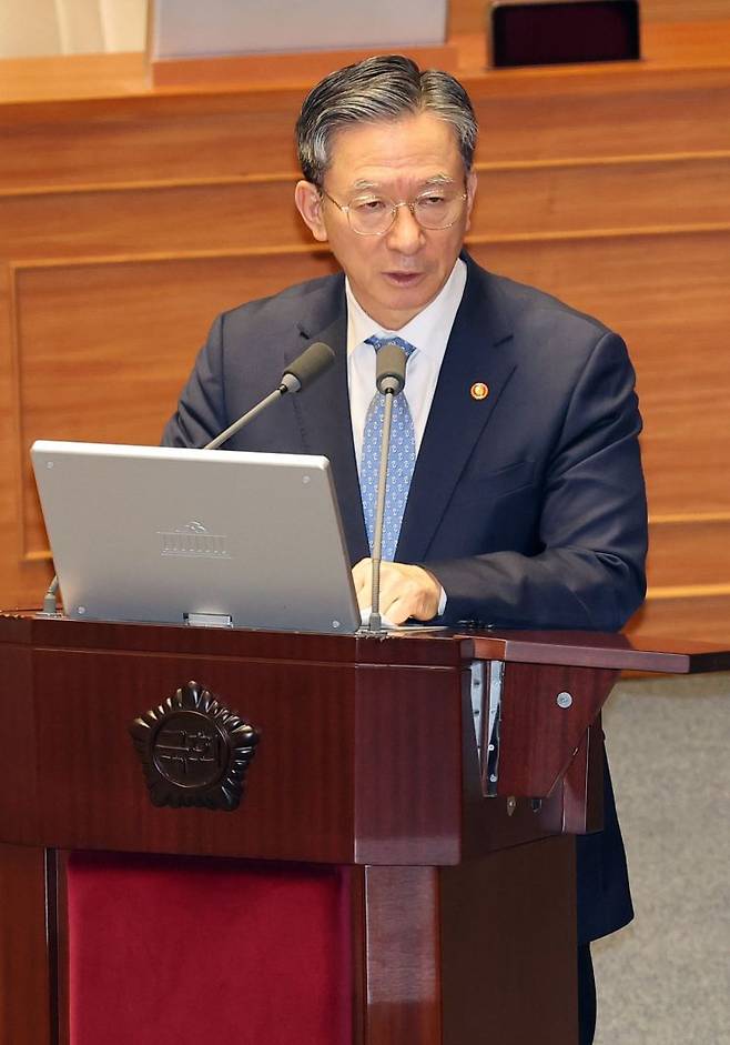 정성호 법무부장관이 국회에서 열린 대정부 질문에서 답하고 있다. 연합뉴스 제공