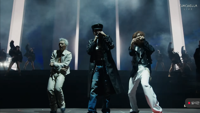 빅뱅이 13일(한국시간) 미국 캘리포니아주 인디오에서 열린 '코첼라 밸리 뮤직 앤드 아츠 페스티벌' 아웃도어 시어터 무대를 꾸미고 있다. 코첼라 유튜브 캡처