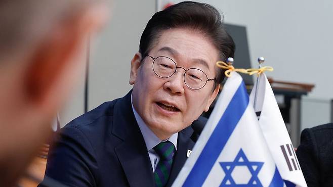이재명 대통령이 지난해 2월 더불어민주당 대표로 있을 당시 국회에서 라파엘 하르페즈 주한 이스라엘 대사를 접견하고 있는 모습. /뉴스1