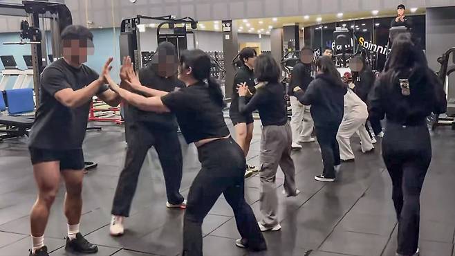 목포의 한 헬스장에서 10대10 소개팅 프로그램 '헬스 시그널'에 참여한 남녀 20명이 함께 운동을 하고 있다. /독자제공