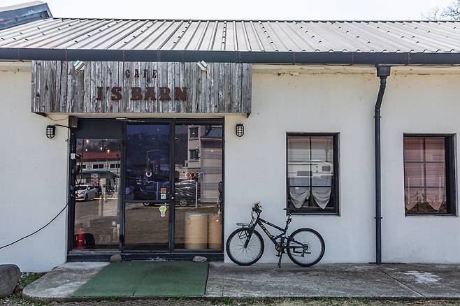 창고 개조 카페인 '제이스 반'은 동네 어르신들 사이에서 "총각네 커피집"으로 불리는 곳이다. / 김종연 영상미디어 객원기자
