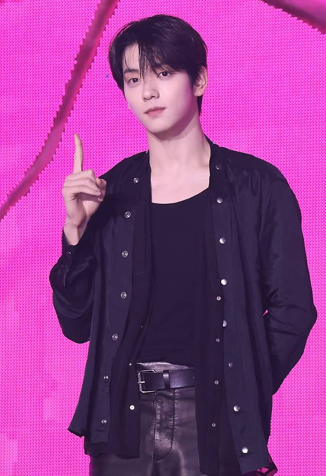 그룹 투모로우바이투게더의 수빈이 13일 서울 성북구 고려대 화정체육관에서 열린 여덟 번째 미니앨범 '7TH YEAR: 가시덤불에 잠시 바람이 멈췄을 때' 언론 공개회에서 포즈를 취하고 있다. /연합뉴스