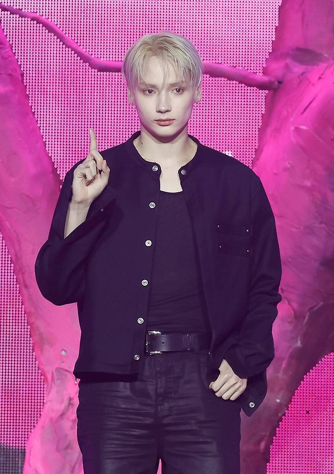 그룹 투모로우바이투게더 휴닝카이가 13일 오후 서울 성북구 고려대학교 화정체육관에서 열린 여덟 번째 미니앨범 '7TH YEAR: 가시덤불에 잠시 바람이 멈췄을 때' 발매 기념 쇼케이스에서 포즈를 취하고 있다. /뉴시스