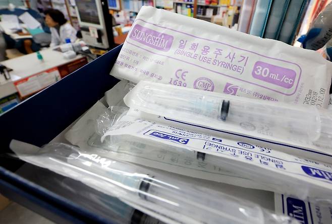 중동 사태의 장기화로 의료제품의 필름 포장재의 원료인 나프타 공급이 제한되자 7일 식약처가 주사기, 주사침,수액제 포장재 등 6개 품목의 생산·공급 상황을 집중적으로 관리할 계획을 발표했다. / 뉴스1